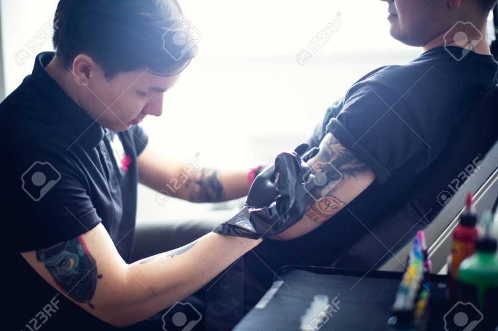 Tattoo Artist Needle - Ibhulogi Blog